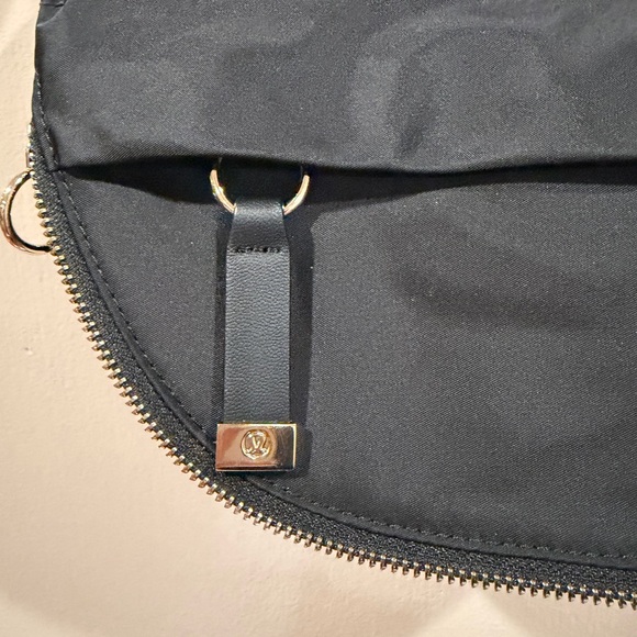 Lululemon Elegant Black Crossbody Bag - Picture 5 of 10